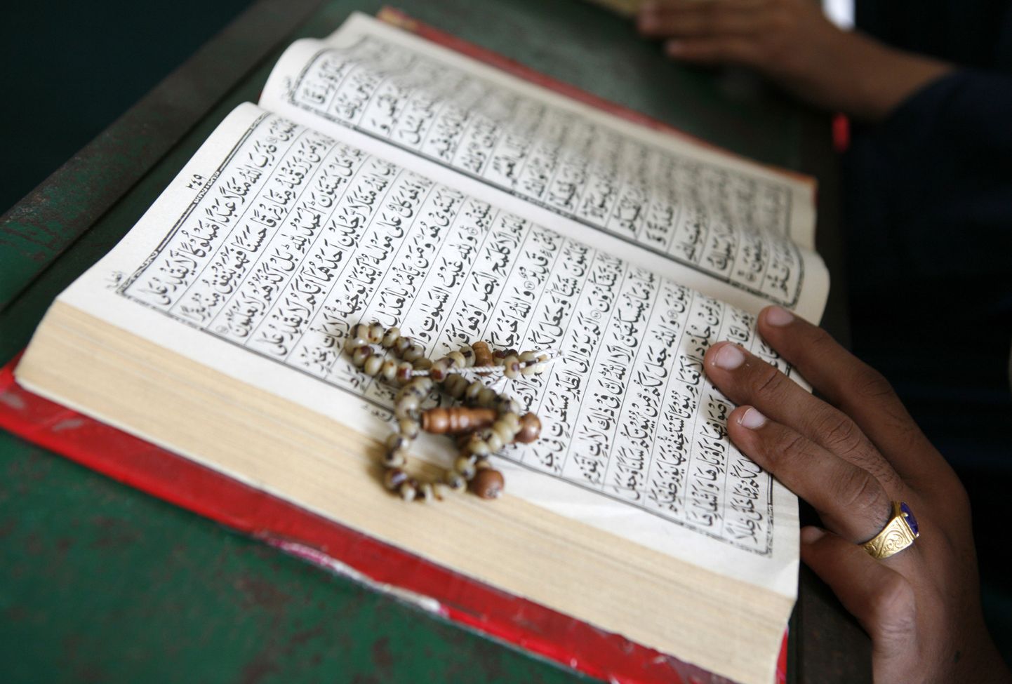 Священная книга мусульман - Коран. Фото иллюстративное