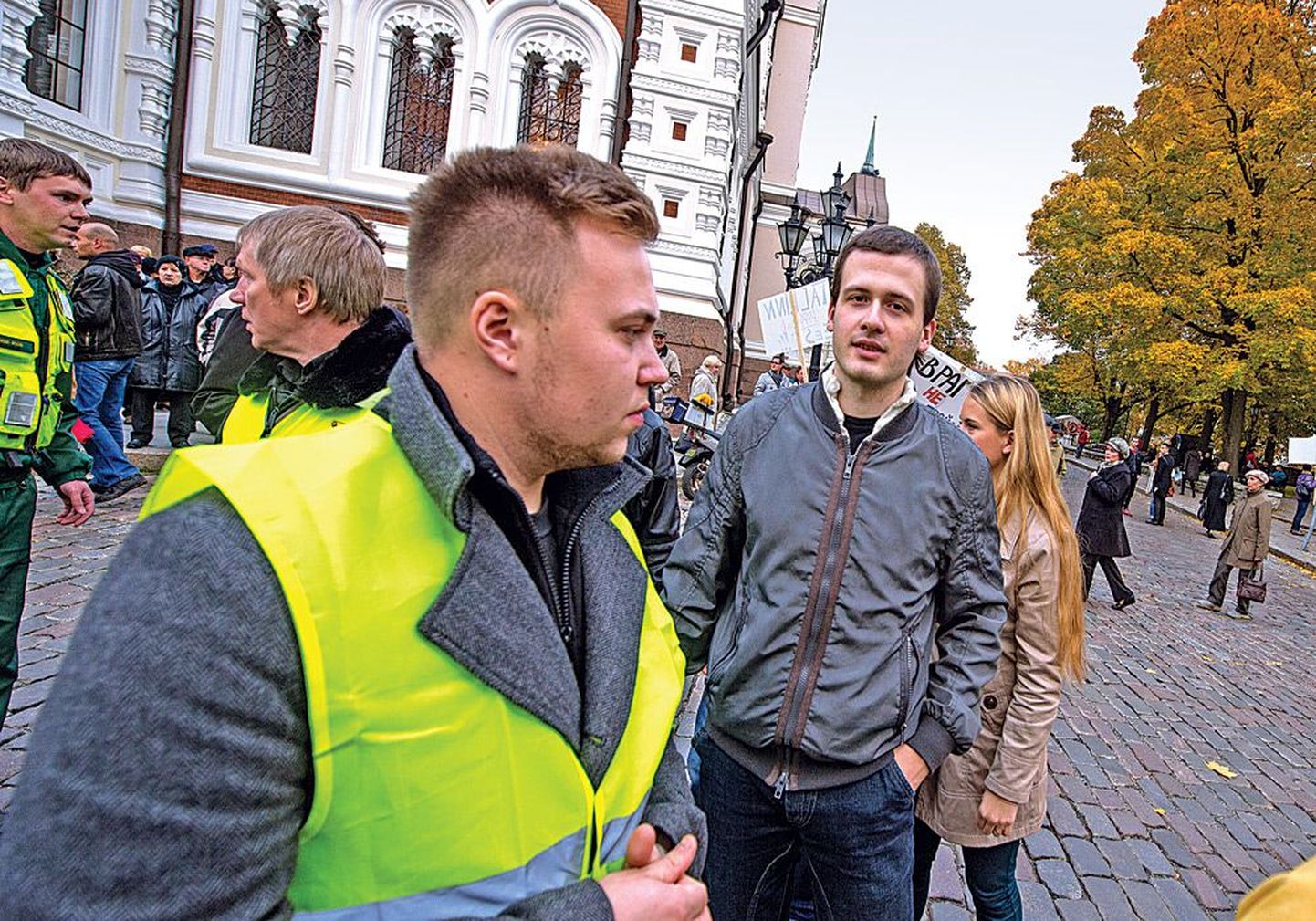 Антон Дружков (на фото справа) в ходе «окружения» Тоомпеа помогал охранникам, давал указания и распределял неоновые жилеты.