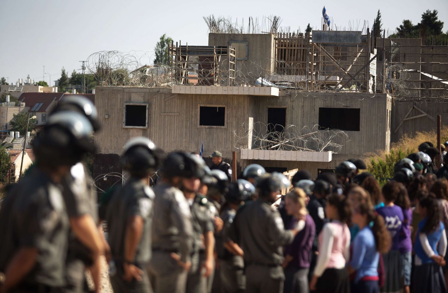 Iisraeli politseinikud vastamisi juudiasunikega niinimetatud Dreinoffi majade juures