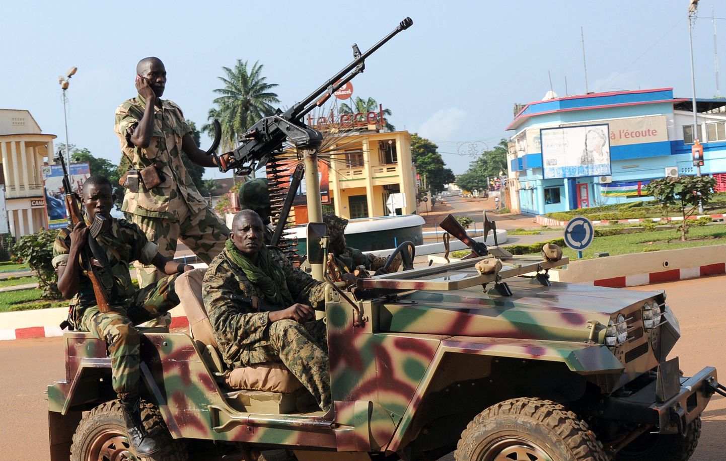 Kesk-Aafrika vabariigi pealinna Bangui tänavatel patrullivad sõjaväelased.