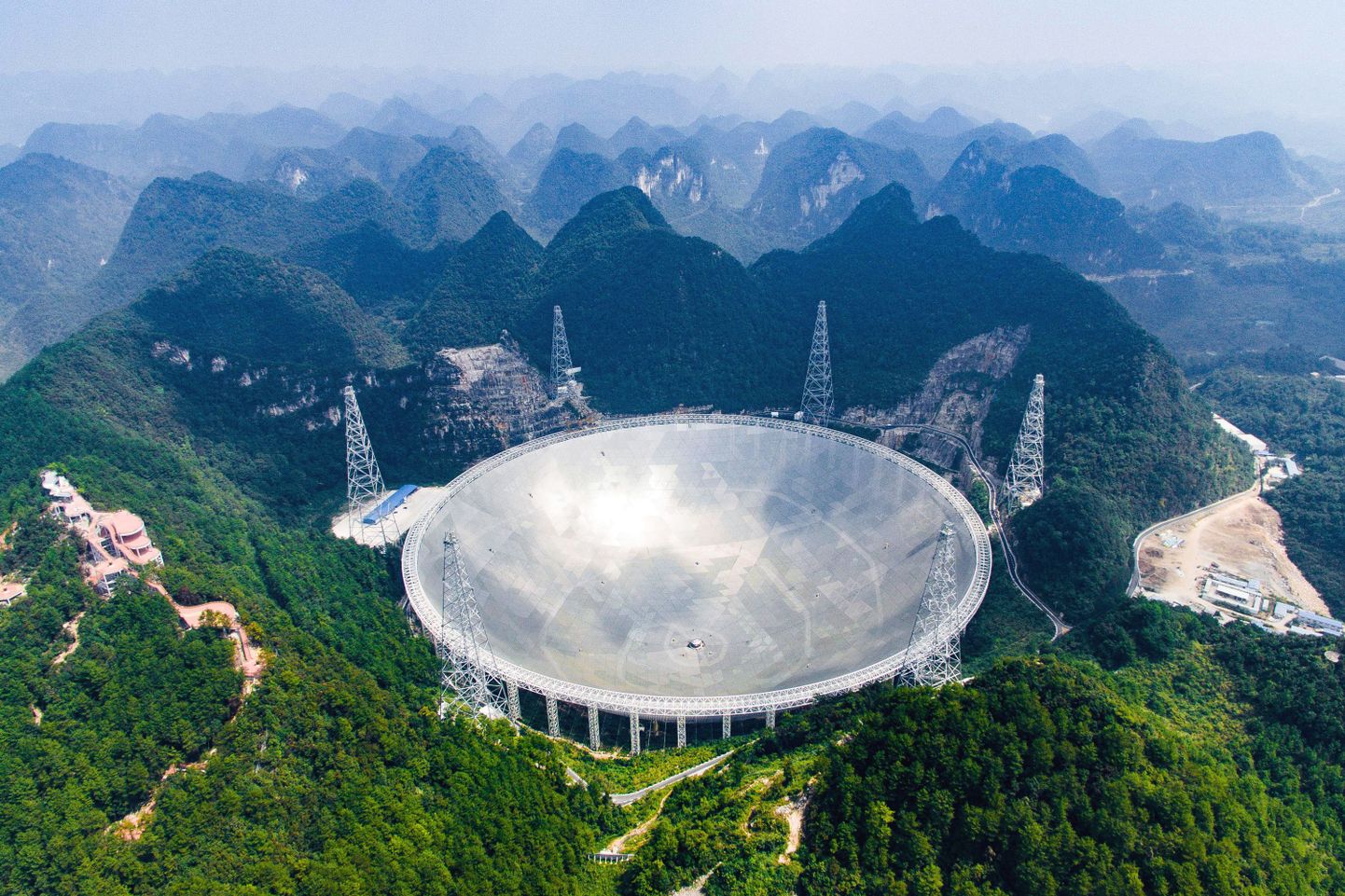 500-meetrise apertuuriga sfääriline raadioteleskoop (FAST) asub mägises Guizhou piirkonnas küngaste vahel orus.