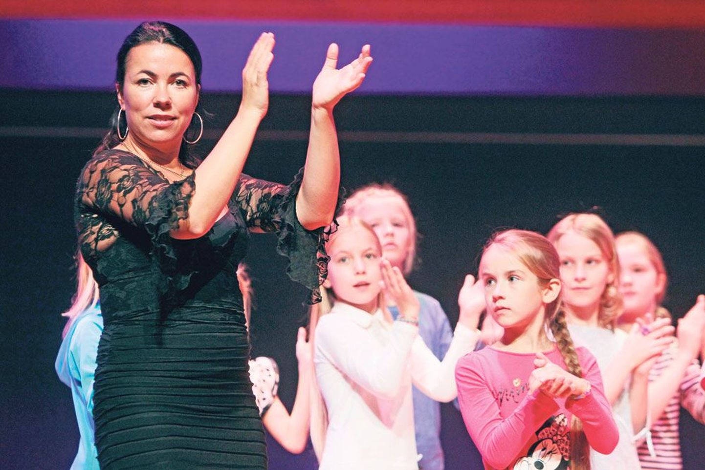 Stuudio Arte Flamenco tantsuõpetaja Maria Rääk tutvustab 23-le Tartu tüdrukule üht maailma raskeimat tantsustiili flamenkot. Õpetaja sõnul on lausa ime, et 45 minuti jooksul on üldse võimalik flamenkotantsust midagi õppida.