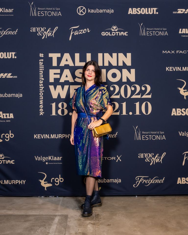 Kristel Aver teab hästi, et kui materjal on kõnekas, võib lõige olla lihtne. Tema sädelev kimono pärineb Karin Raski loomingust. Jaa, kimonod on endiselt kuumad moeasjad ning vaevalt see vaimustus raugeb – neid saab kanda absoluutselt kõigega!