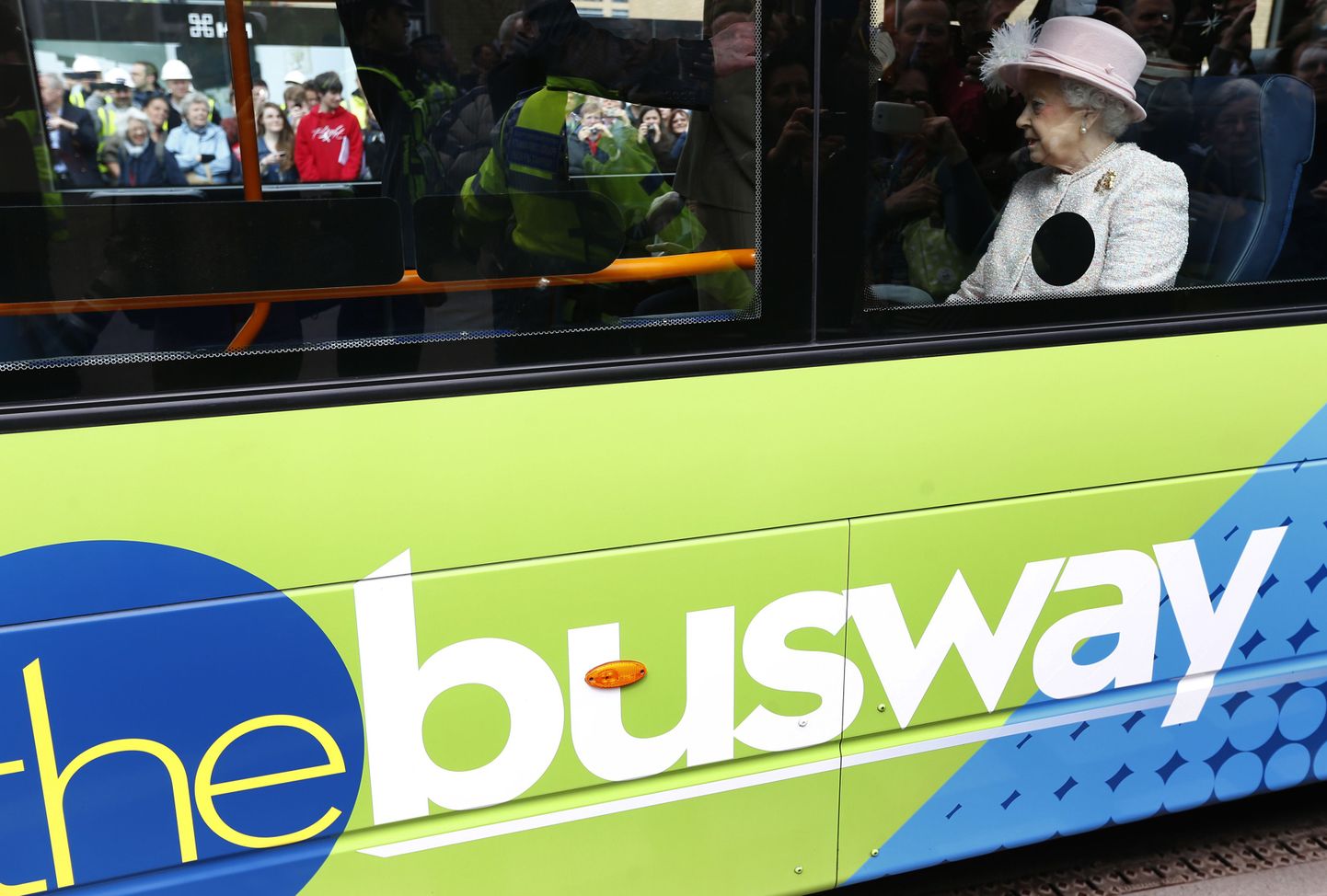 Elizabeth II sõitmas bussiga