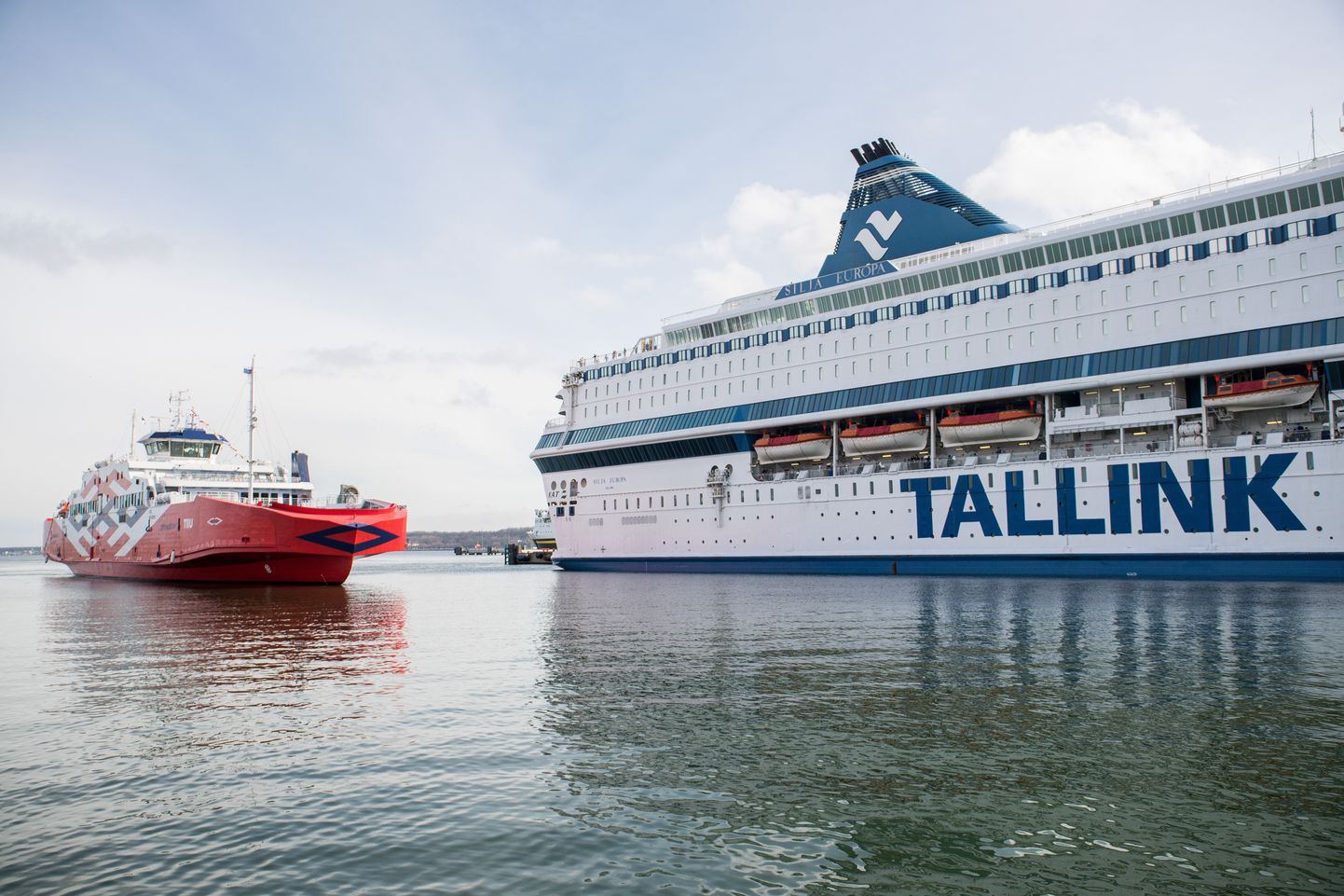 Tallinki laev koos uue parvlaevaga Tallinnas