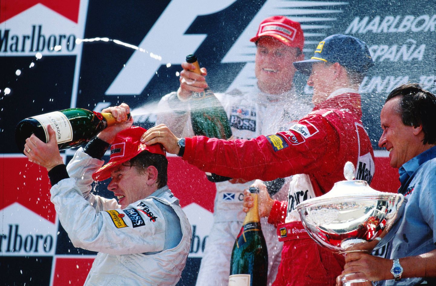 Mika Häkkinen (vasakul) pidas Mick Schumacheri isa Michaeliga põnevaid duelle. Fotol on 1998. aasta Hispaania GP poodiumipidustused.