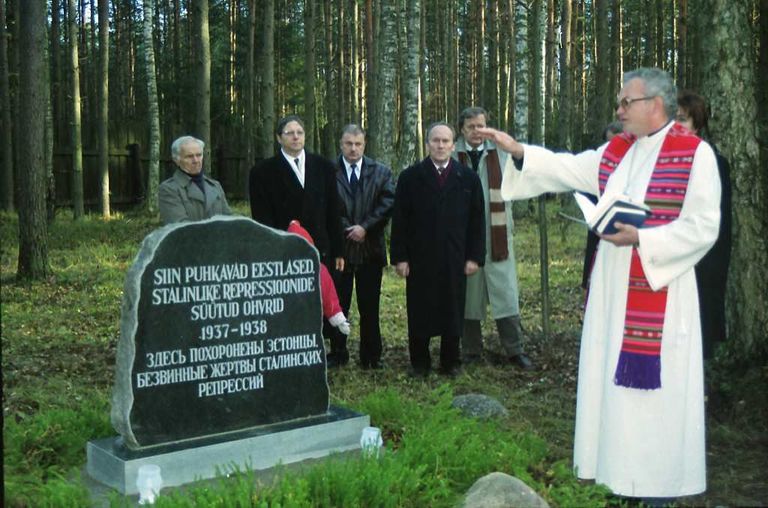 Pastor Peeter Kaldur pühitseb mälestusmärki eestlastest stalinlike repressioonide ohvritele, mis avati Levašovi memoriaalkalmistul 30. oktoobril 1999.