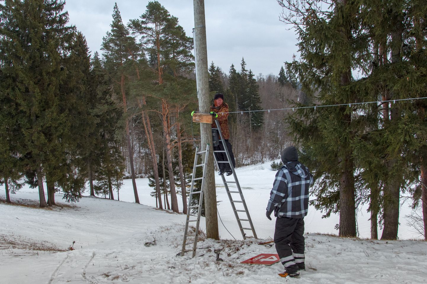 Turvalisuse tõstmiseks rajab Ansomäe suusakeskuse omanik Aivar Kullamaa nõlvadele ohutuspiirded. Täna tööd juba käisid.