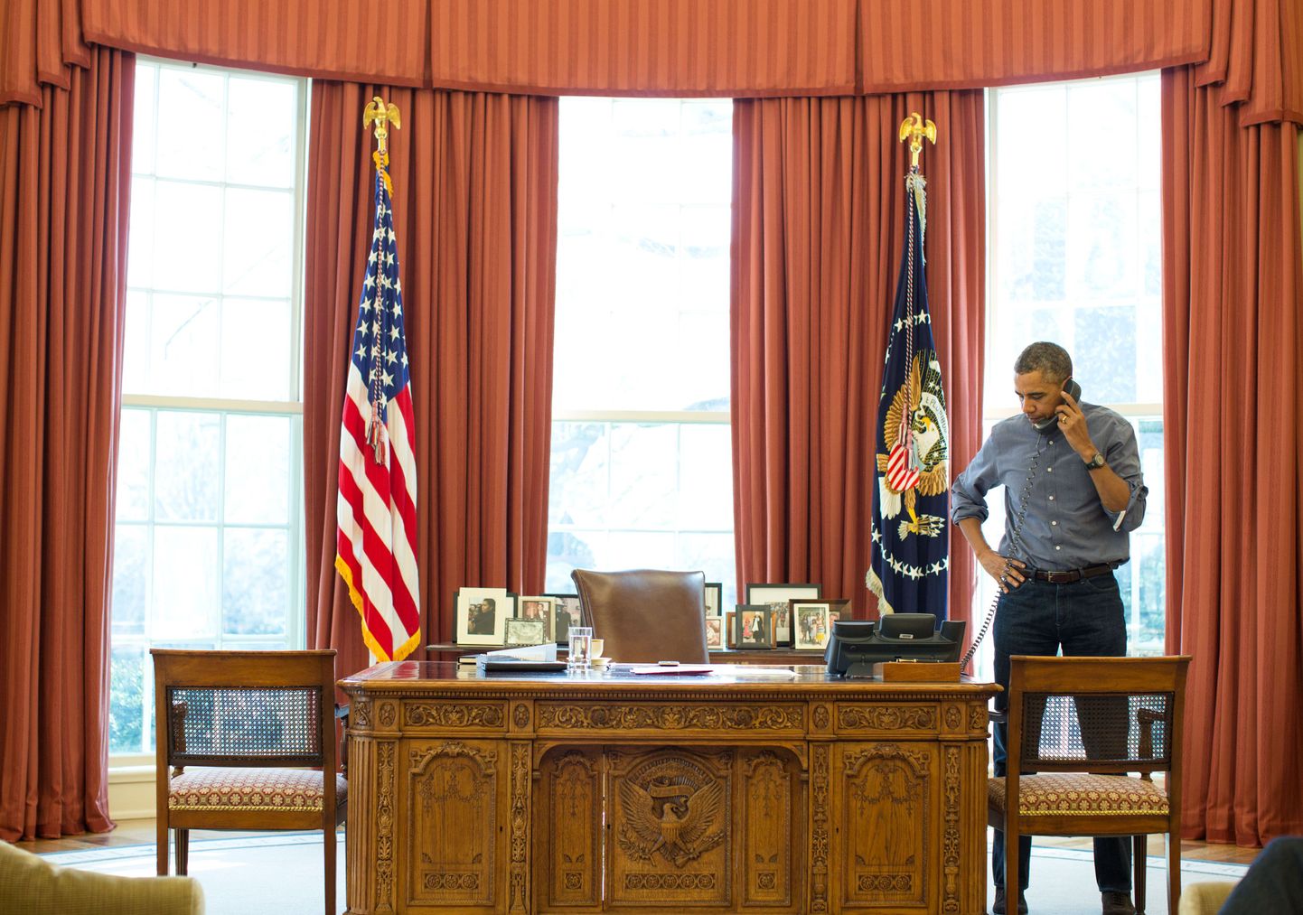 USA president Barack Obama räägib  Ovaalkabinetis telefoniga.