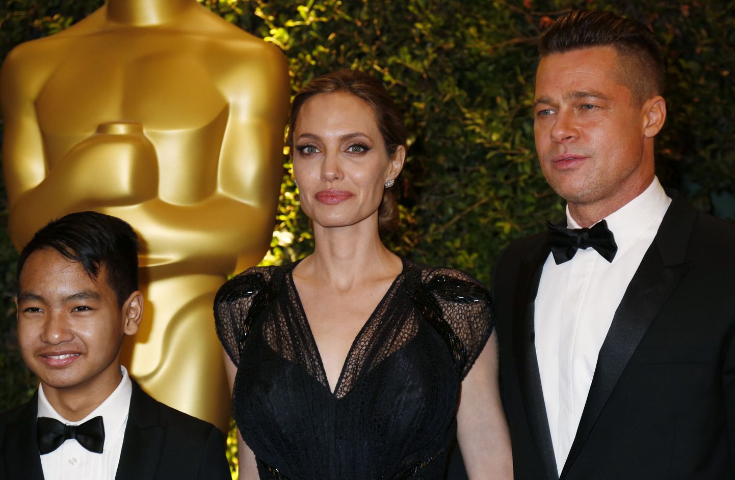 Анджелина Джоли, ее гражданский супруг Брэд Питт и их приемный сын Мэддокс