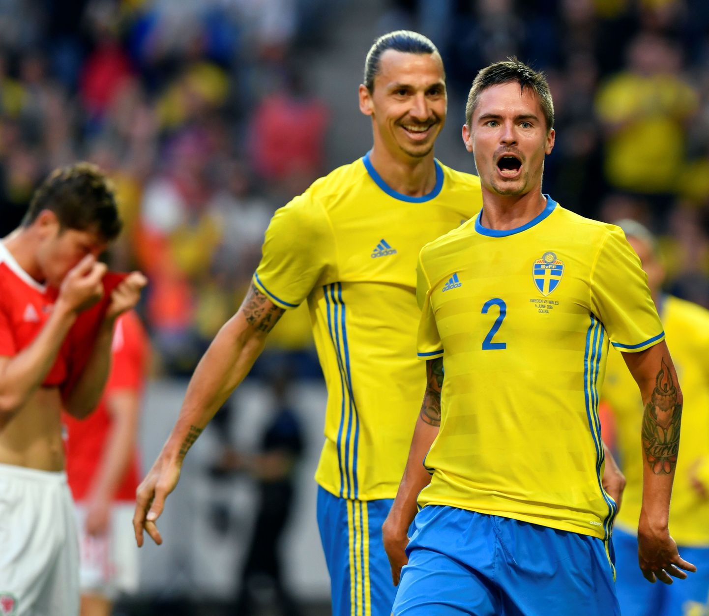 Mikael Lustig (esiplaanil) koos Zlatan Ibrahimoviciga väravat tähistamas.