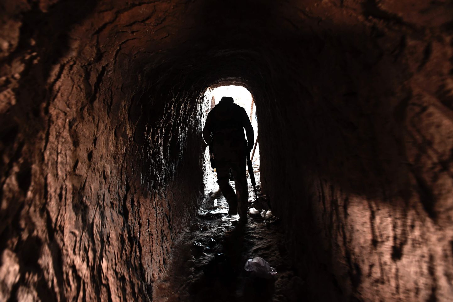 Iraagi sõjaväelane Mosuli tunnelis.