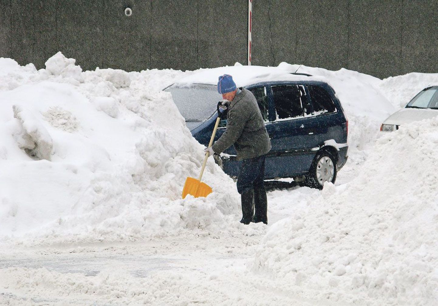 В зимнее время проблема парковки становится еще острее из-за снего­падов.