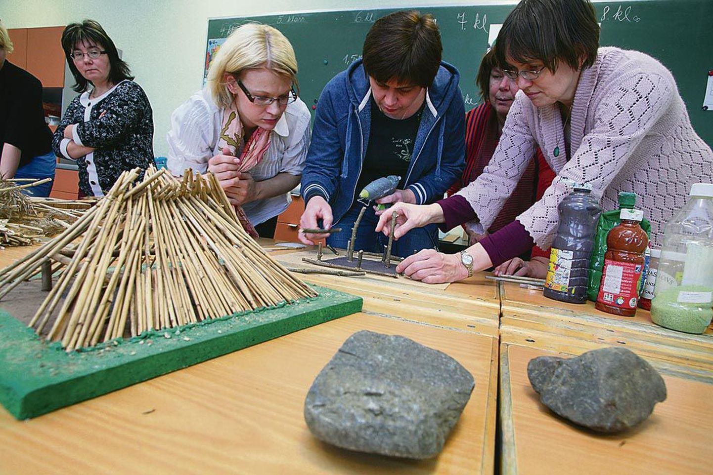 Õpikodade tulevased juhendajad valmistasid kiviaegse elamu makette ja proovisid jõudu kivikirvega.