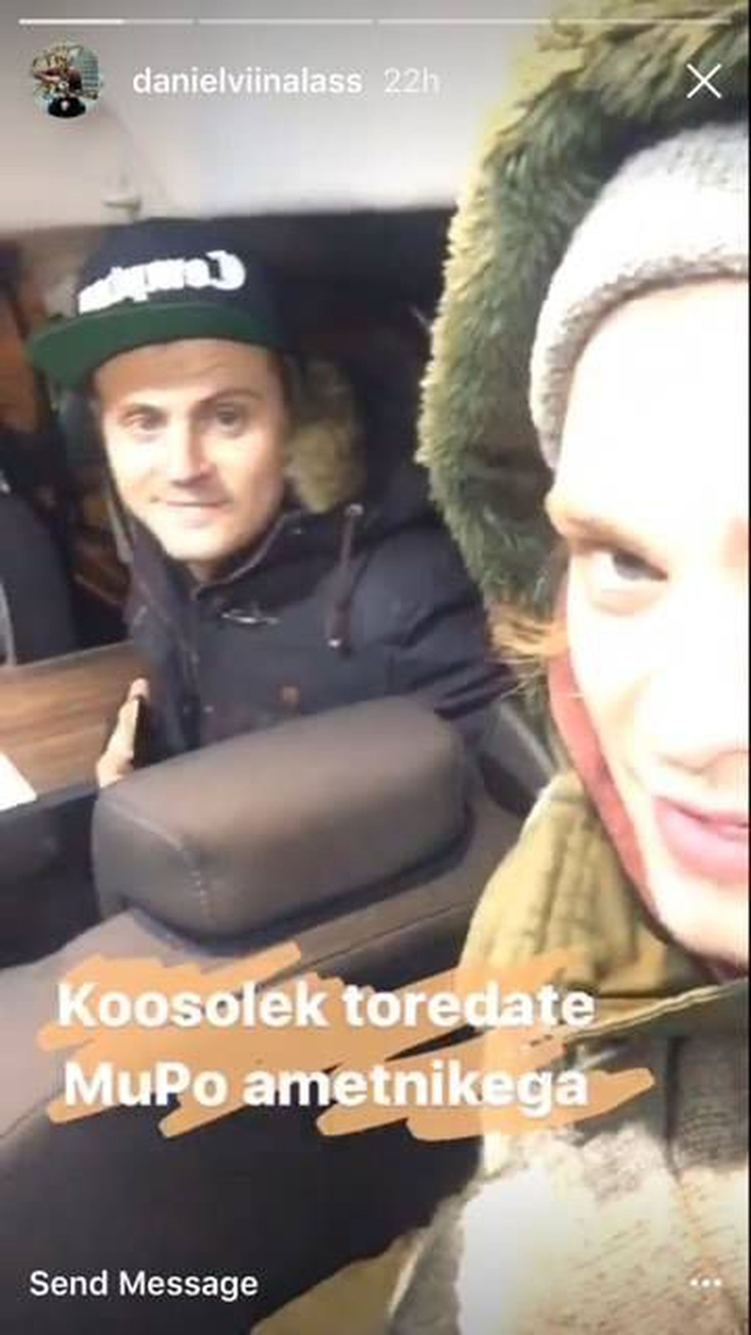 Joosep Järvesaar ja Daniel Viinalass munitsipaalpolitsei autos