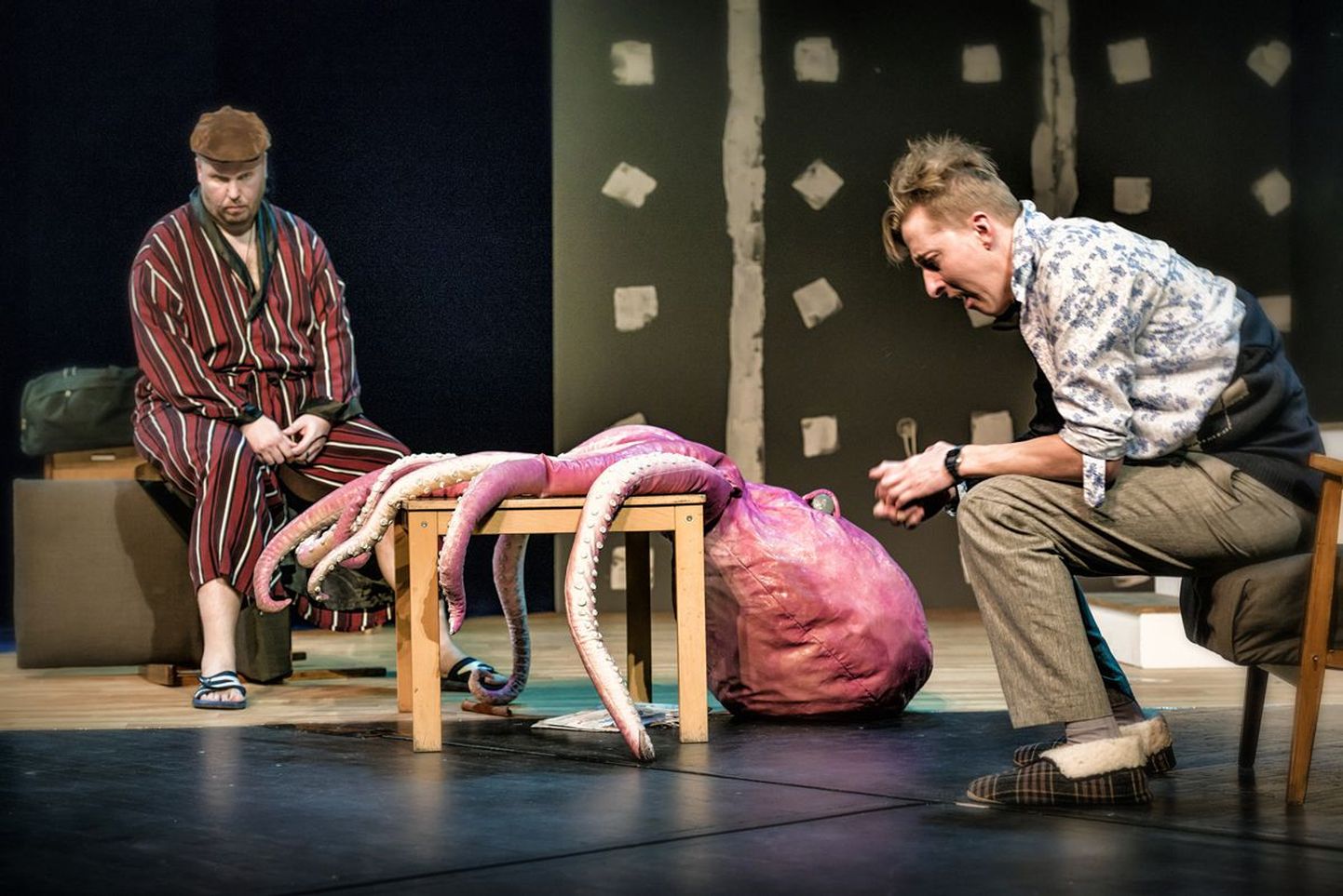 Ugala teater mängib Martin Alguse näidendit «Kaheksajalg». Pildil näitlejad Aarne Soro ja Tarvo Vridolin, lavastuses vennad.