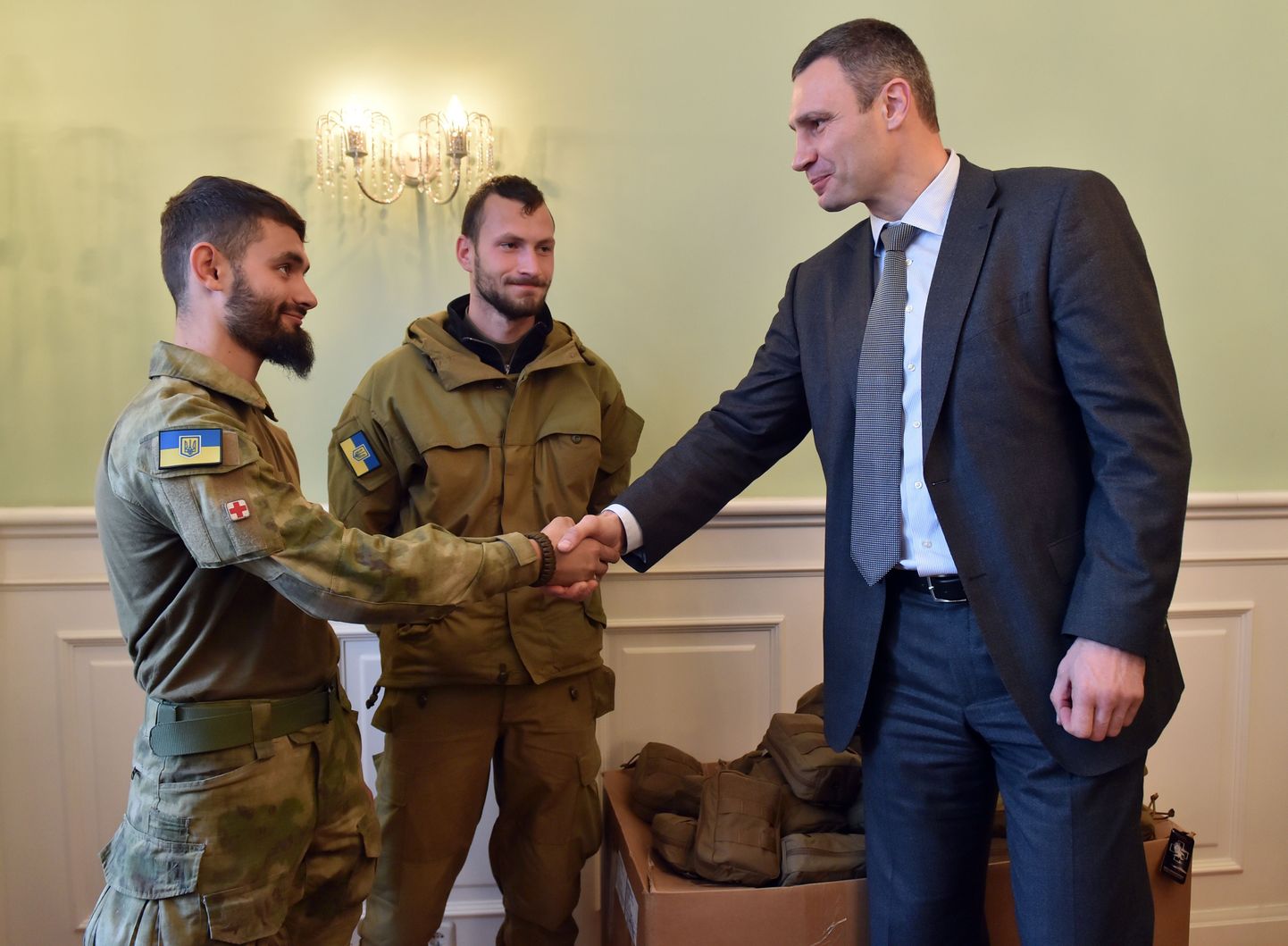 Kiievi linnapea, endine poksija Vitali Klitško andis täna Ukraina sõjaväe vabatahtlikele meedikutele üle 2000 NATO esmaabikomplekti.