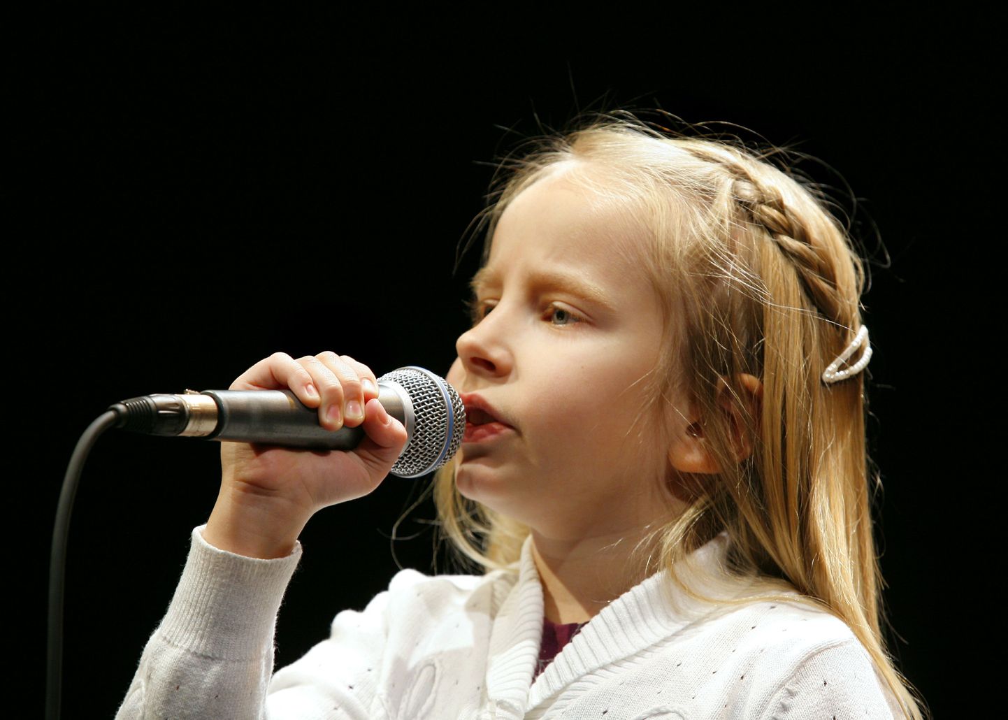 Esimese "Kuldmikrofoni" lauluvõistluse võitis 2011. aastal Elise Pani.