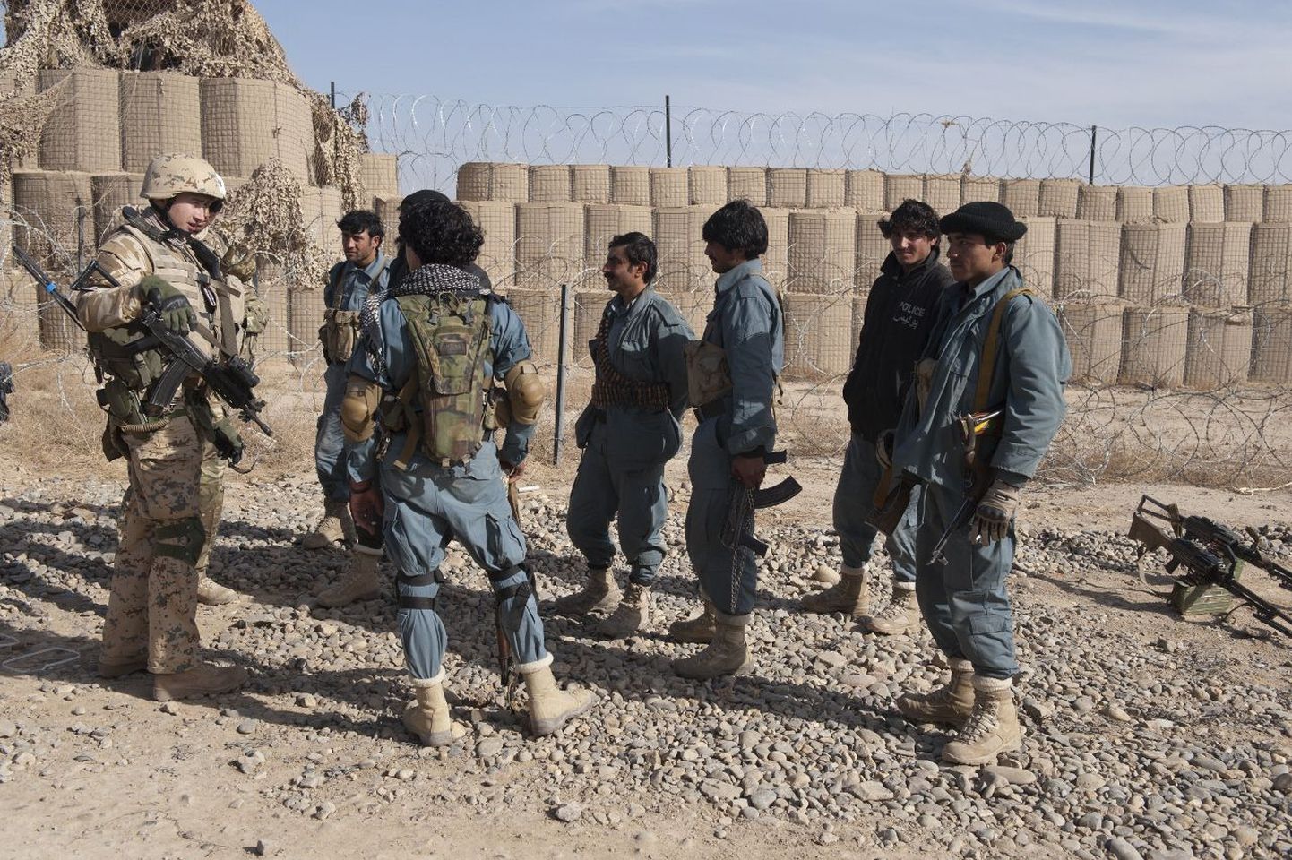 Eesti jalaväekompanii Estcoy-15 miinipildujarühma ülem leitnant Ivo Peets (vasakul) valmistumas ühiseks patrulliks koos Afganistani rahvusliku politseiga.