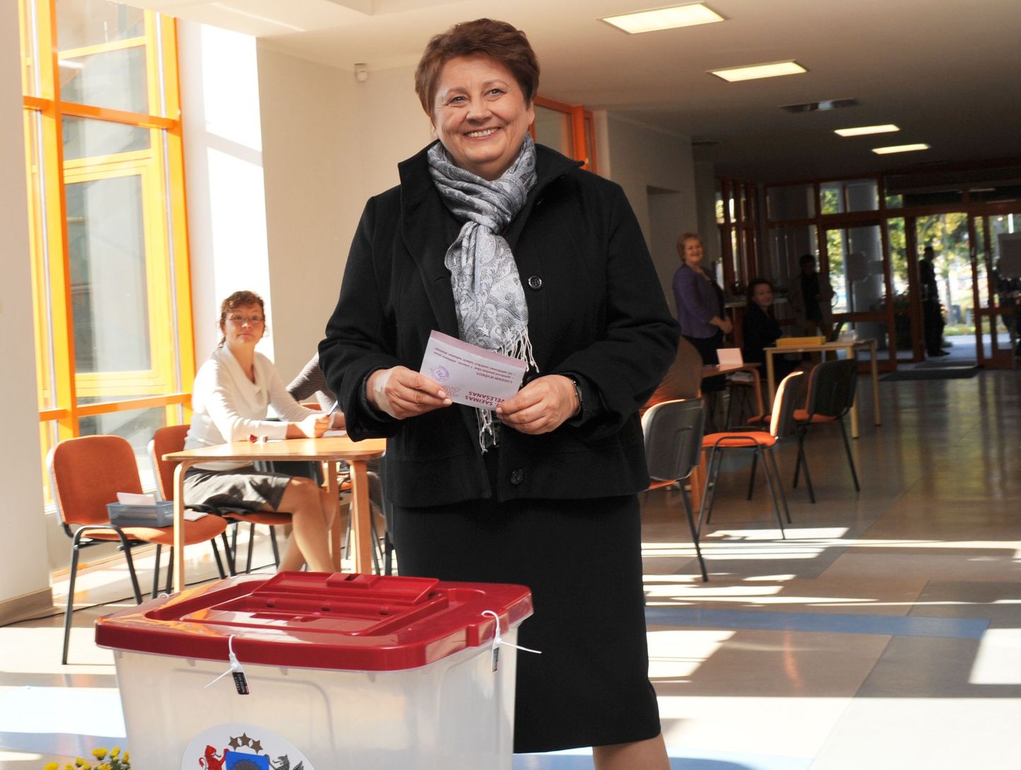 Läti peaminister Laimdota Straujuma möödunud aasta oktoobris toimunud parlamendivalimistel oma häält valimiskasti panemas.