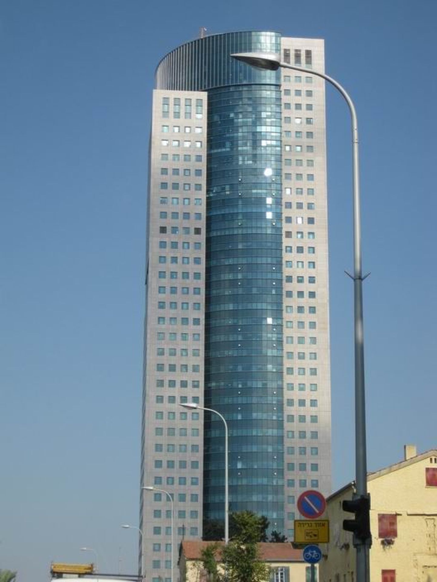 Hoone Tel Avivis, mille 24. korrusel hakkab paiknema Eesti saatkond.