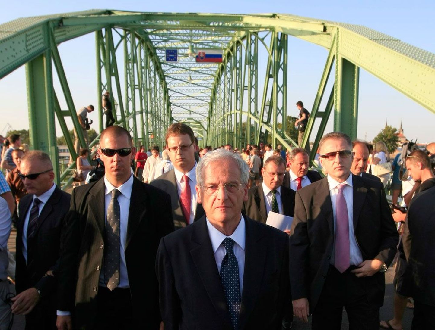 Ungari president Laszlo Solyom marssis möödunud reedel demonstratiivselt mööda silda Slovakkia piirini ja tagasi, teatades ajakirjanikele, et naaberriigi välisministeerium on ta tunnistanud julgeolekuriskiks.