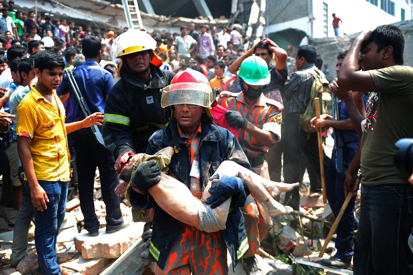 Bangladeshi 24. aprilli majavaring põhjustas pealinnas paanika. Päästjad, sõjaväelased ja vabatahtlikud otsivad pildil rusude alla jäänuid.