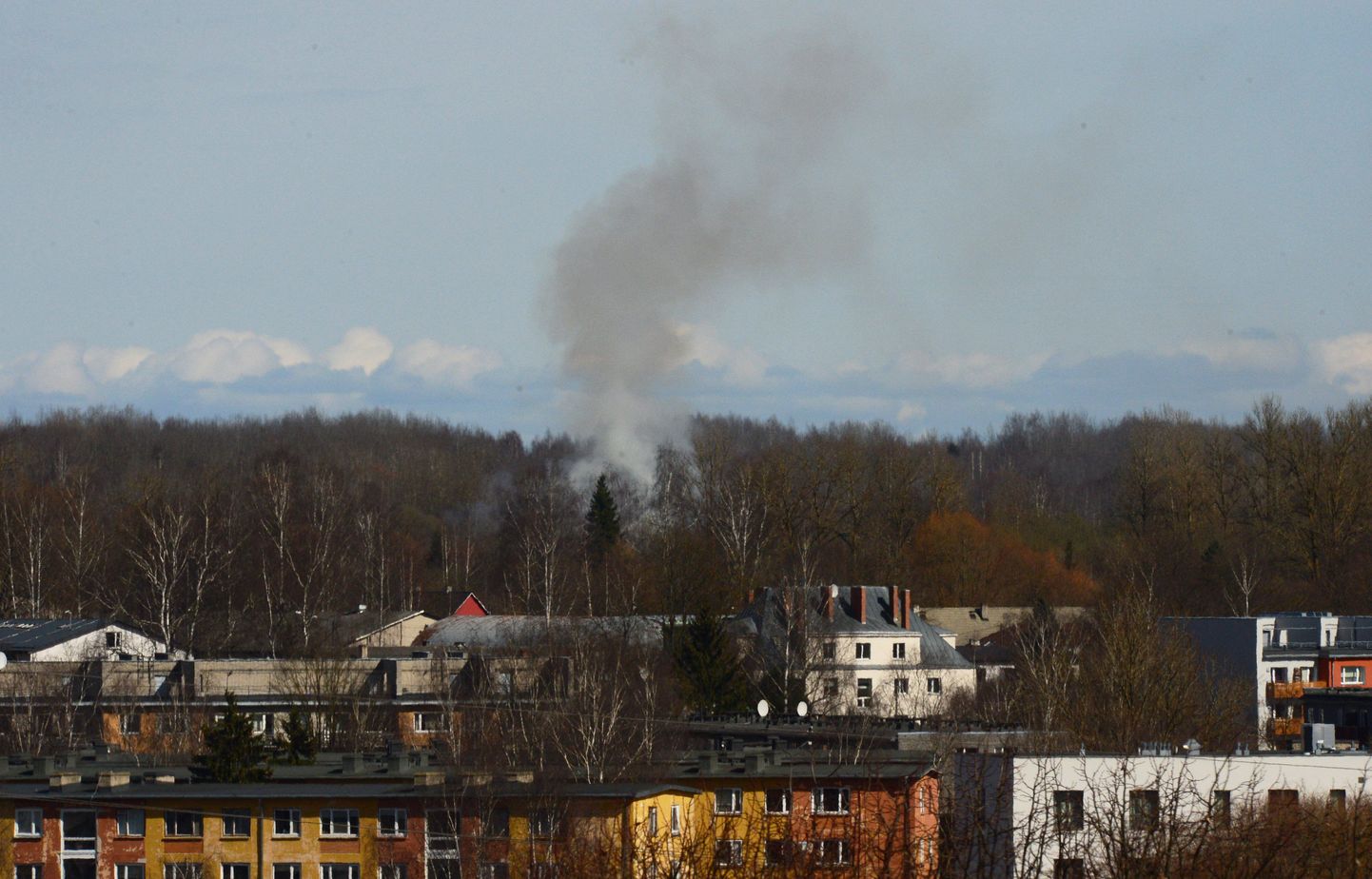 Põhja puiestee piirkonnast Tartu kohale kerkiv suitsusammas.