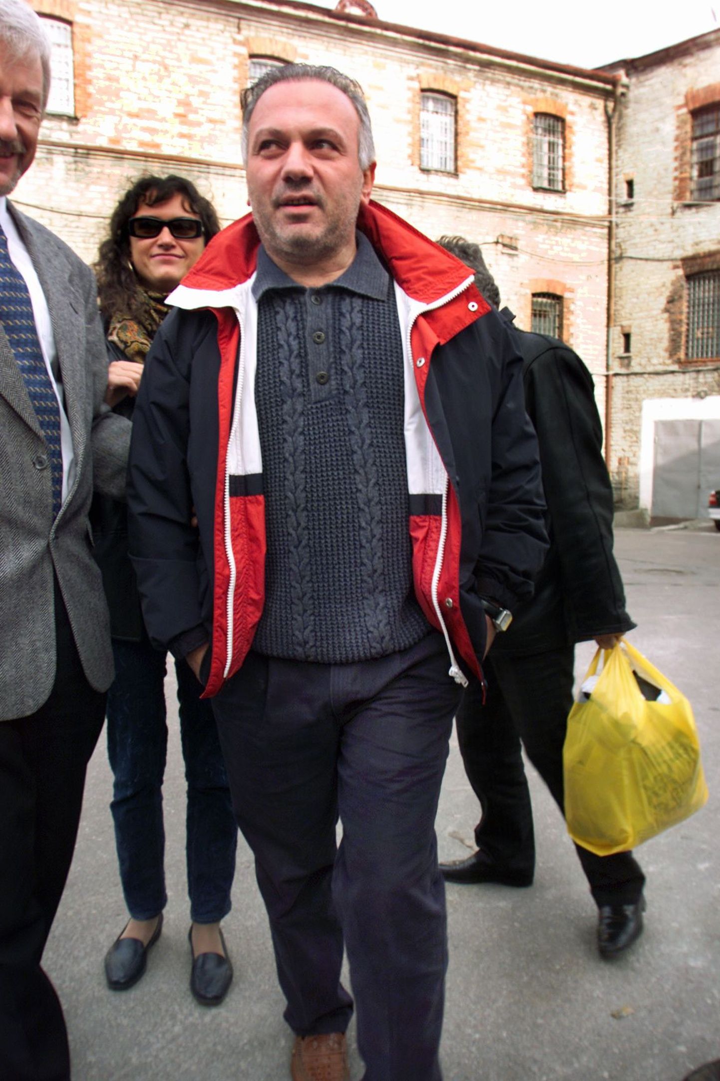 Геннадий Эвер во время освобождения из тюрьмы, где он находился по подозрению с заказе убийство Виталия Хаитова.