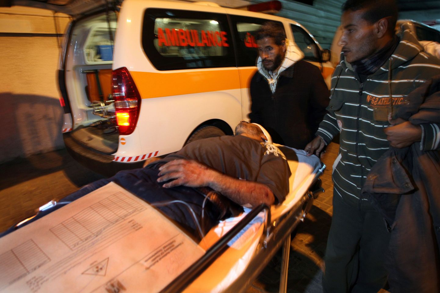 Palestiinlased viimas haavatut Najari haiglasse.