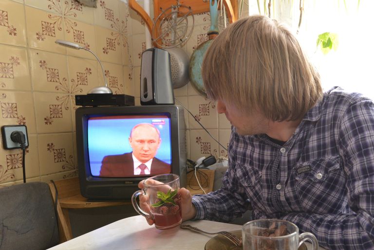 Vene mees vaatab televiisorist president Vladimir Putini kõnet. / Scanpix
