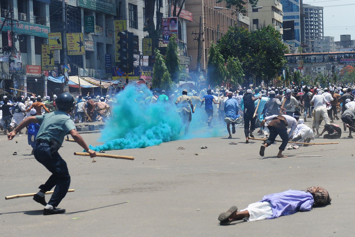 Bangladeshi pealinnas Dhakas sai pühapäeval politseinike ja islamiäärmuslaste kähmluses surma vähemalt kümme inimest.