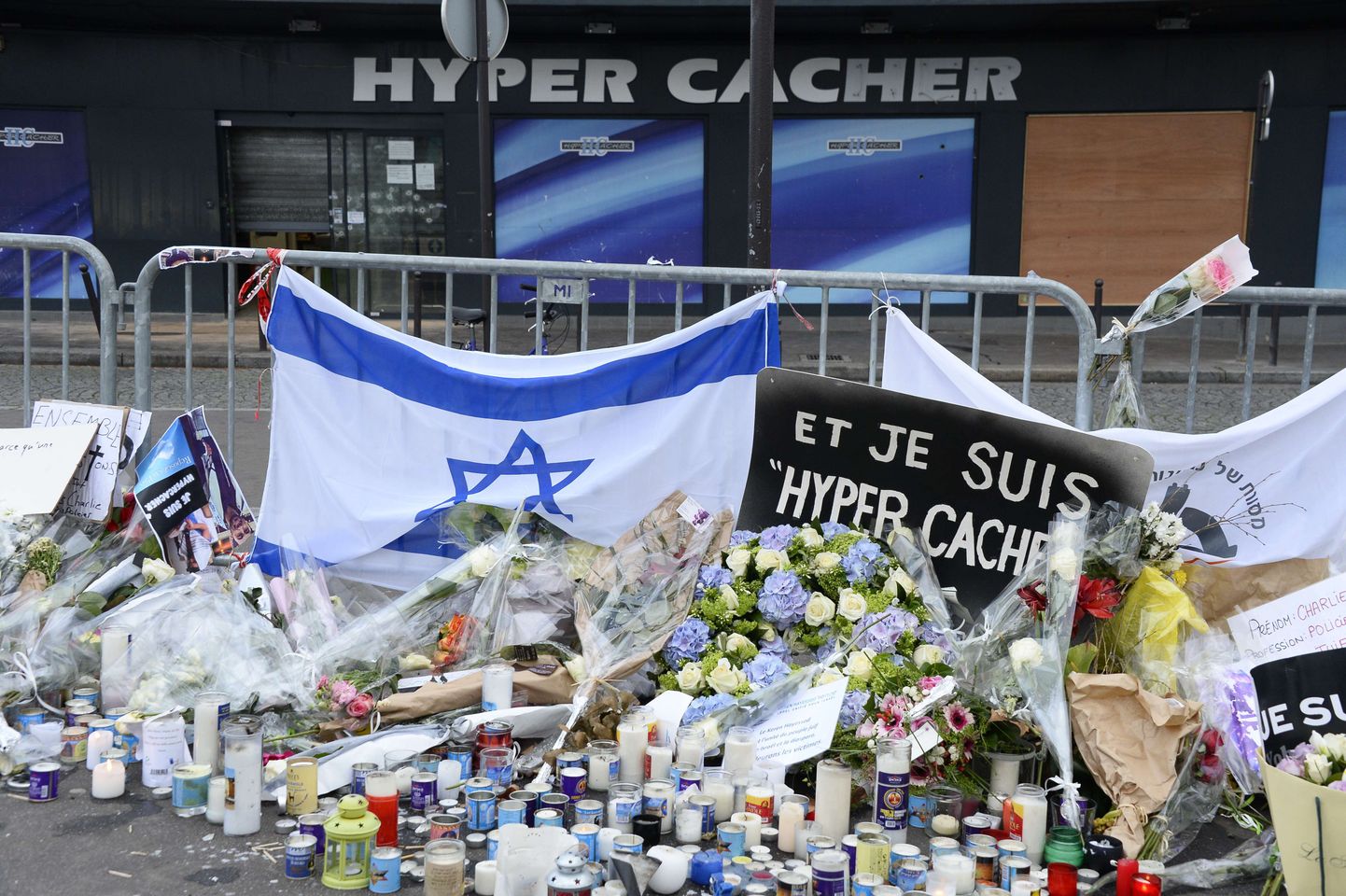 Pantvangidraama ohvrite mälestuseks toodud lilled, küünlad ja Iisraeli lipp Pariisi koššerpoe juures 16. jaanuaril.