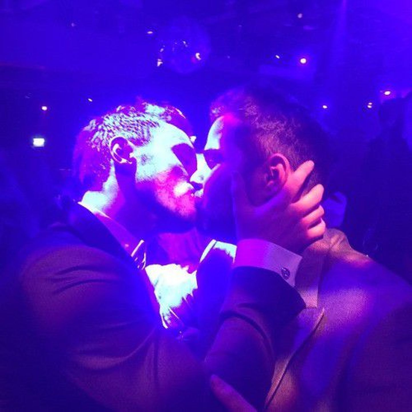 Eurovisiooni lauluvõistluse võitnud Måns Zelmerlöwi suudleb kirglikult teise meesterahvaga.