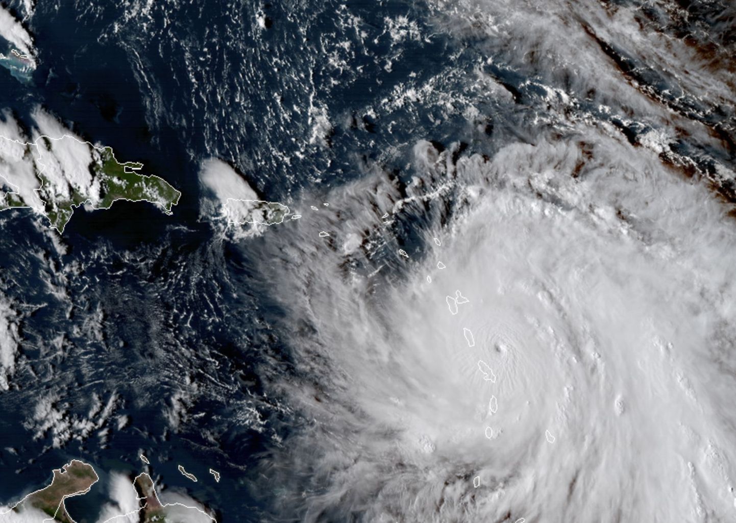 USA kosmoseagentuuri (NASA) esmaspäeval tehtud satelliidifoto orkaani Maria keskmest.