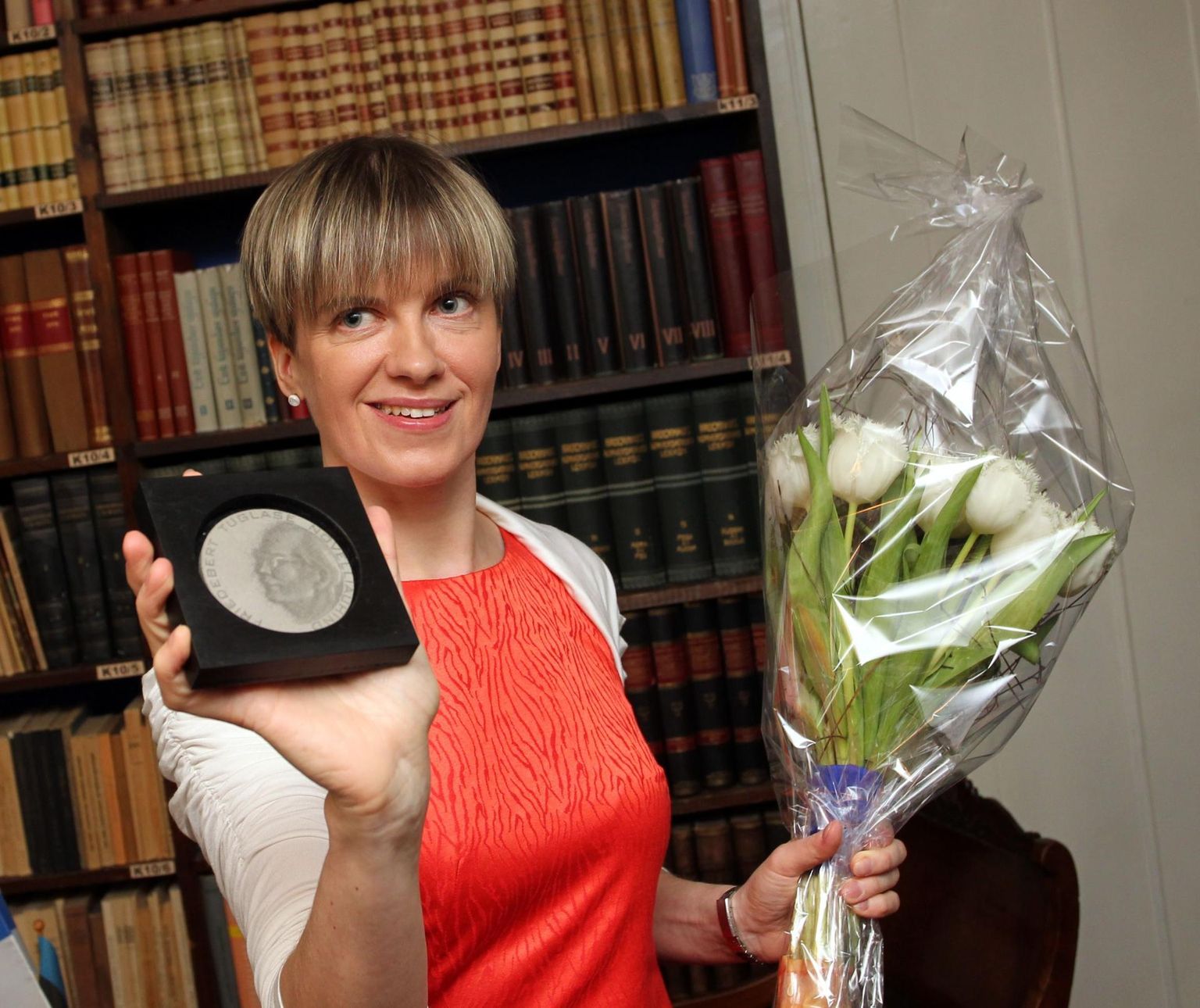 Maarja Kangro 2011. aastal Friedebert Tuglase novelliauhinda vastu võtmas.