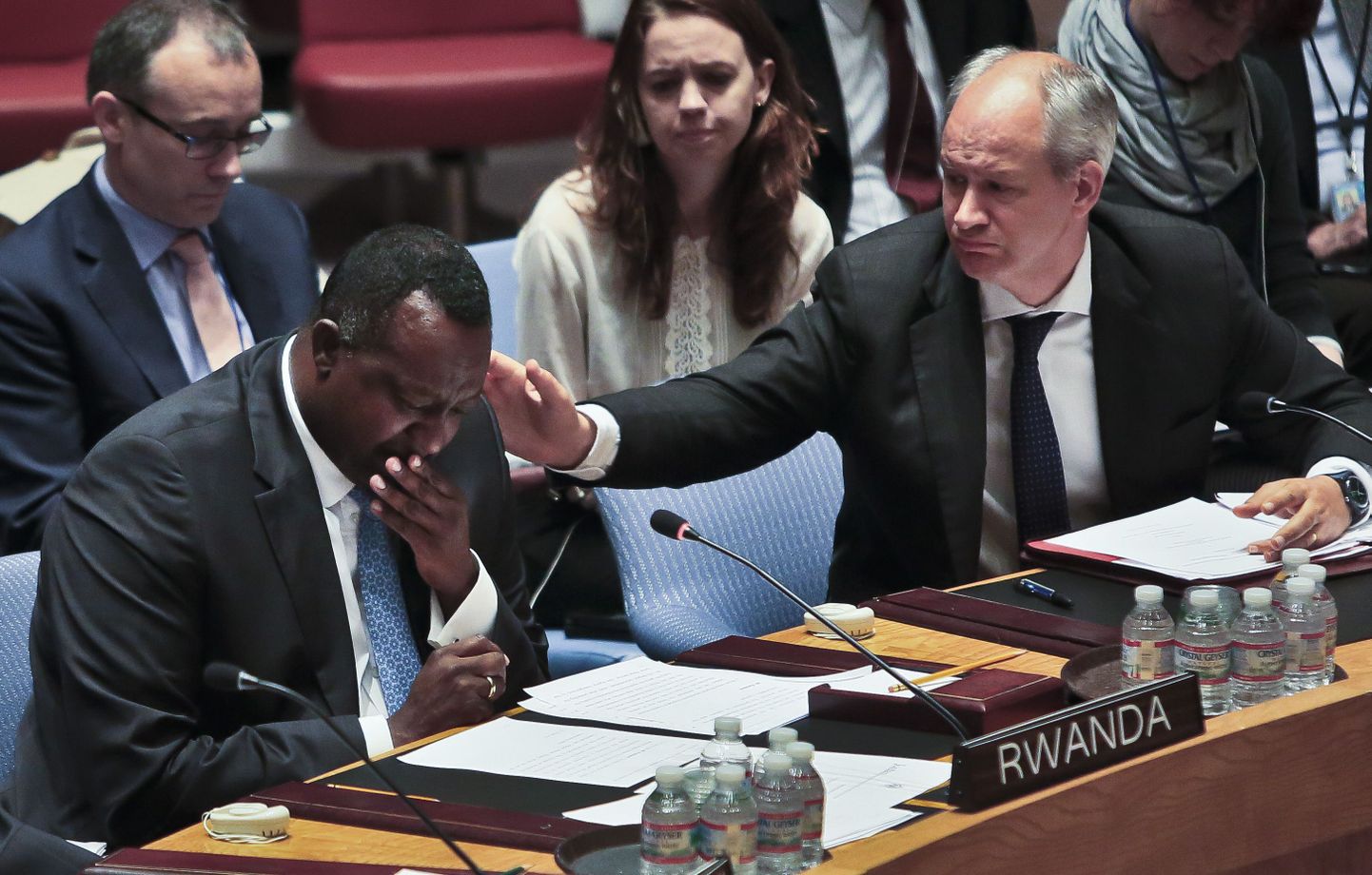 Eugene Gasana, Rwanda saadik ÜROs, puhkes otsuse vastuvõtmise järel liigutusest nutma.