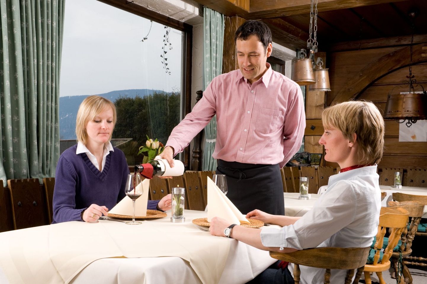 Restoranid ei tohi kliendi arvele hiljem lisada tasu serveerimise ja veinipudeli avamise eest.