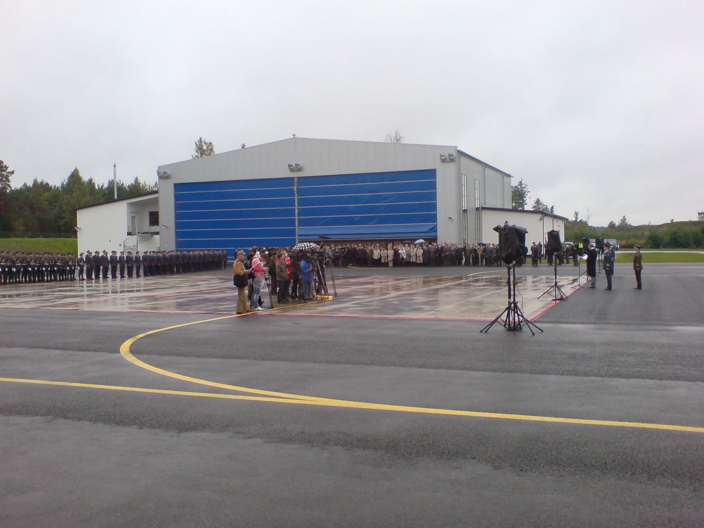 Открытие взлетной полосы воздушной базы НАТО в Эмари 15 сентября 2010.