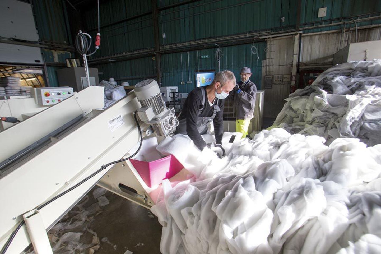 Tööstuslike tekstiilijäätmete ümbertöötamine algab kangatükkide purustamisega spetsiaalsetes lõikurmasinates. Hiljem taasavatakse materjali kiud, et neist saaks villalaadne mass.