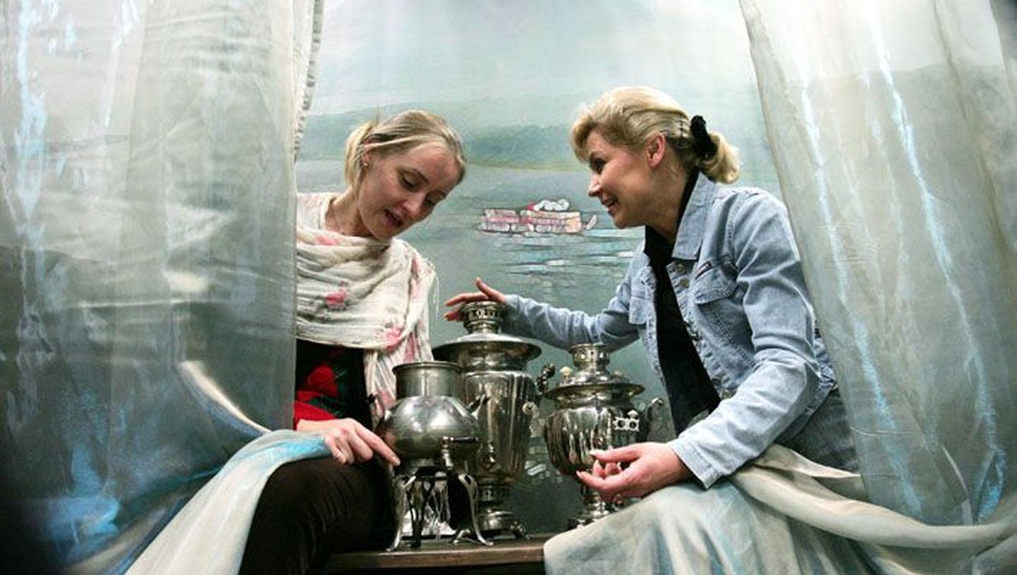 Eili Neuhausi (vasakul) ja Valentina Fursova mõttekaaslus on kolme lavastuse jooksul süvenenud sedavõrd, et mõistavad teineteist poolelt sõnalt ja tunnevad, justkui oleksid õed.