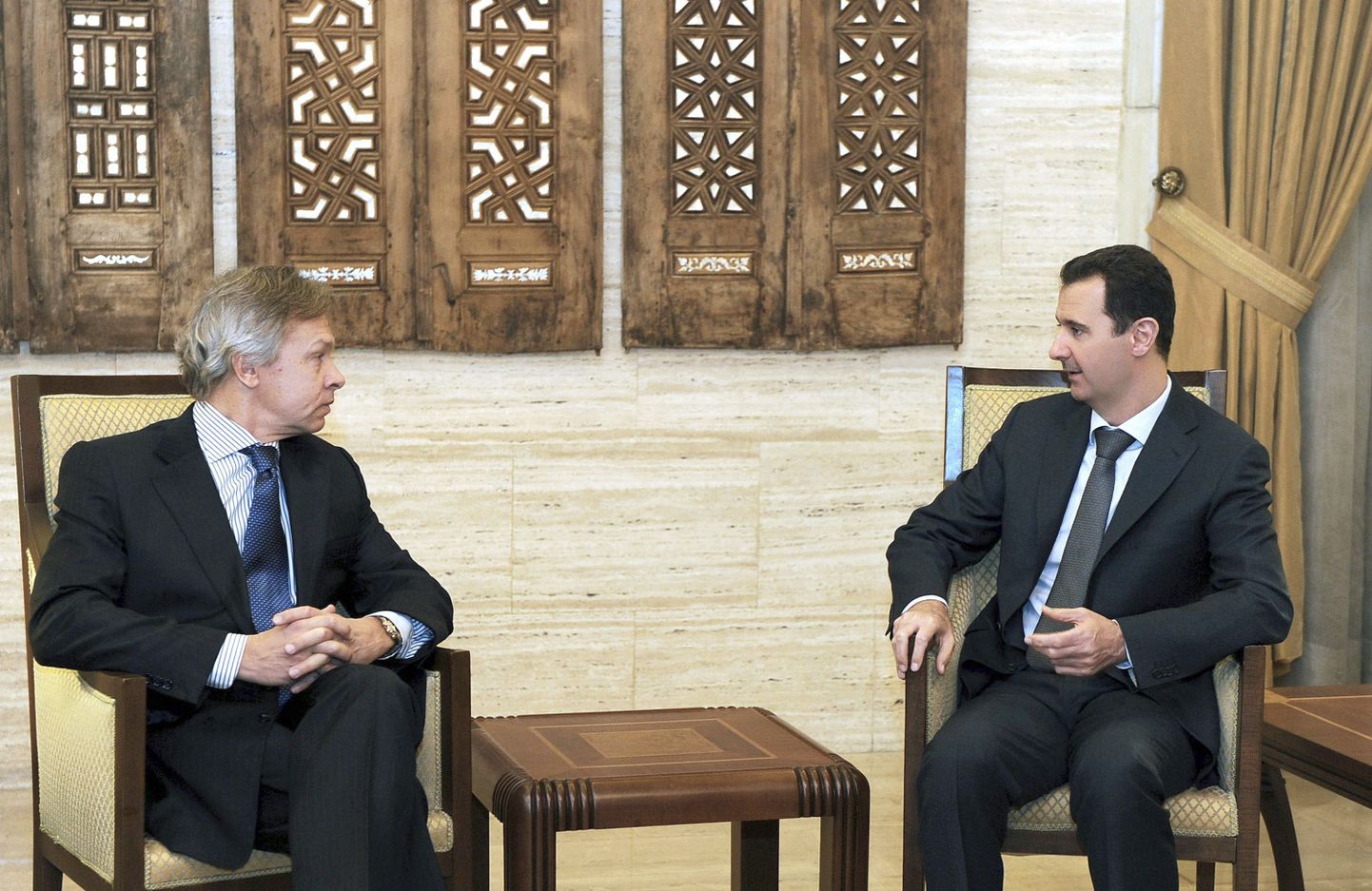Süüria president Bashar al-Assad (paremal) kohtus täna Damaskuses Vene riigiduuma välisasjade komisjoni esimehe Aleksei Puškoviga.