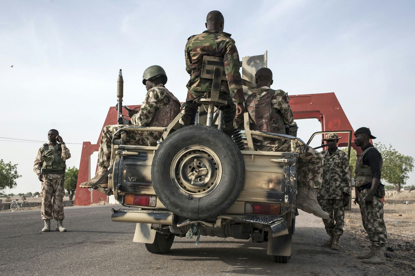 Nigeeria sõjaväeüksus Maiduguri maanteel.