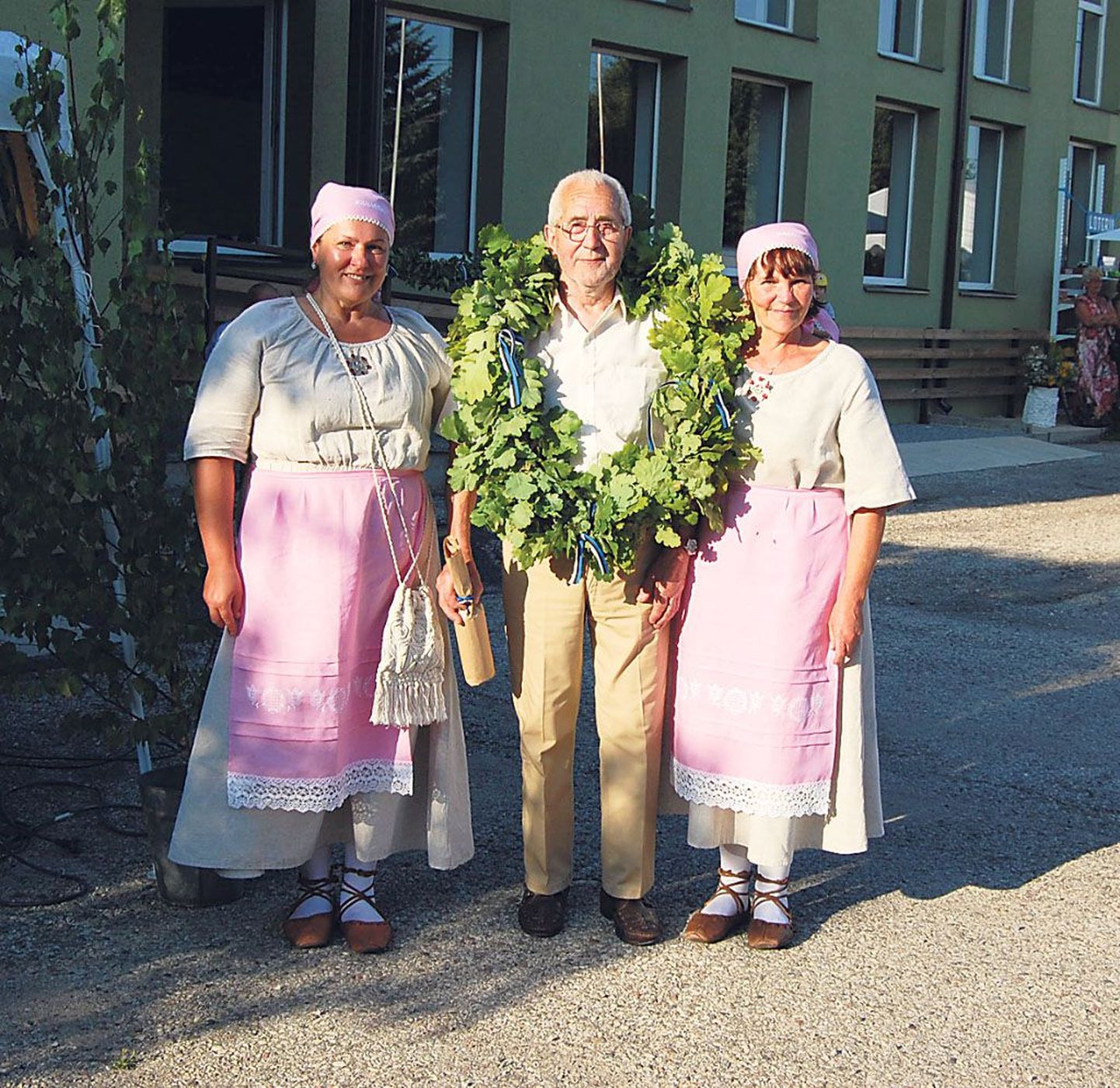 Lavassaare külaseltsi esindajad Merle Lillak (vasakul) ja Silva Lindt õnnitlesid Lavassaare küla vanimat põliselanikku Mihkel Toomistet ja panid talle kaela tammepärja.