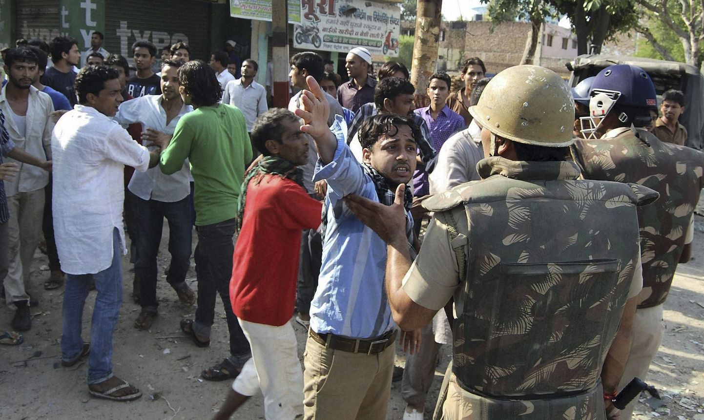 Kawali küla elanikud vaidlevad politseiga.