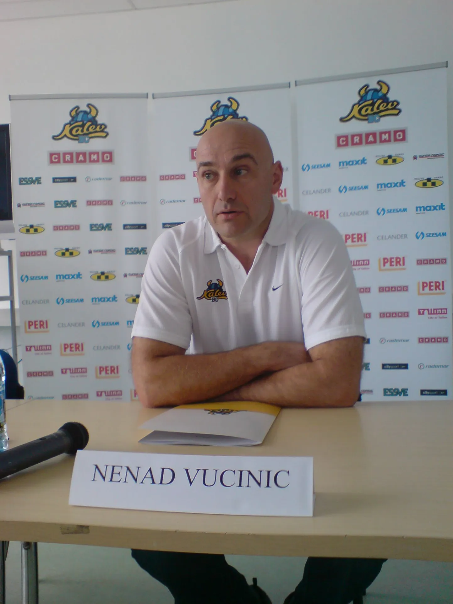 Nenad Vucinic pressikonverentsil