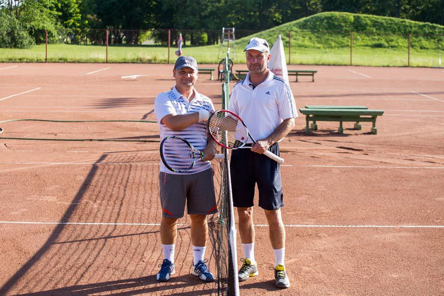 Paidelane Maidu Luts (vasakul) hakkas tennist toksima umbes kuus aastat tagasi. Tennisepisiku süstis temasse sõber Raul Mironov jalgpalliplatsilt, kui kinkis talle 40. sünnipäevaks reketi. Varem mängisid mehed ühes meeskonnas jalgpalli, nüüd ühel platsil tennist ja seda nii kaua, kuni jalad veel liiguvad.