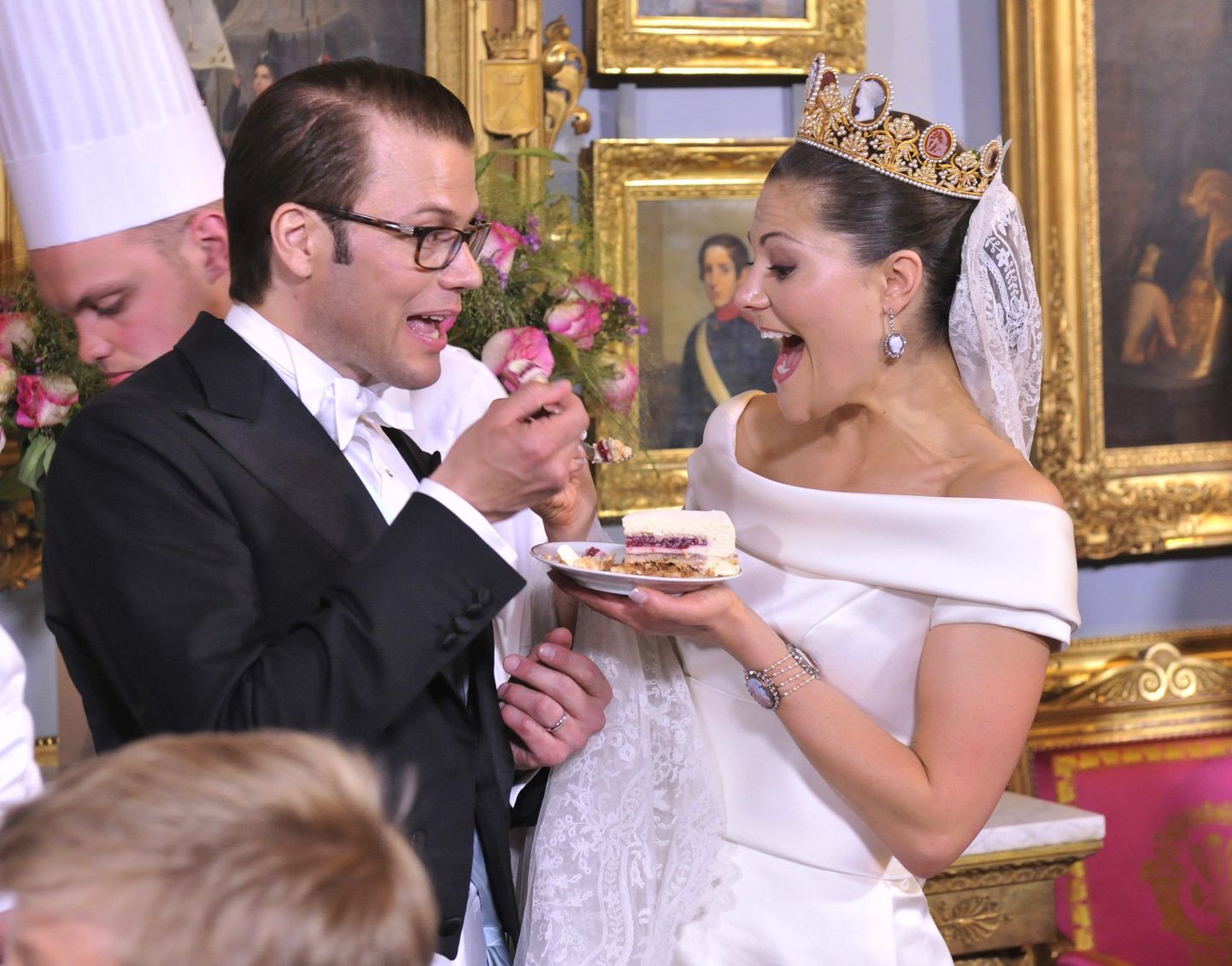 Kroonprintsess Victoria maitseb koos abikaasa prints Danieliga pulmakooki.