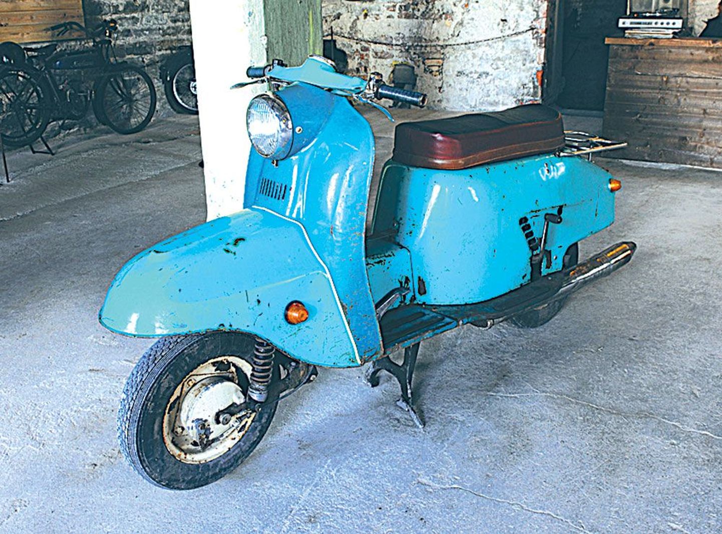 Произведенный в Советском Союзе мотороллер очень похож на всемирно известного культового итальянского собрата Vespa.