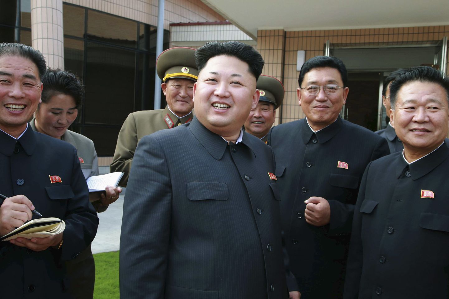 Kim Jong-un (keskel) inspekteerimas Pyongyangi lähedal uusehitisi.